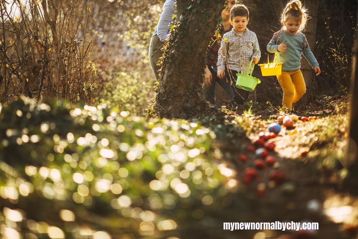 kids-on-christmas-lights-hunt-10-fun-christmas-activities-for-toddlers-and-parents