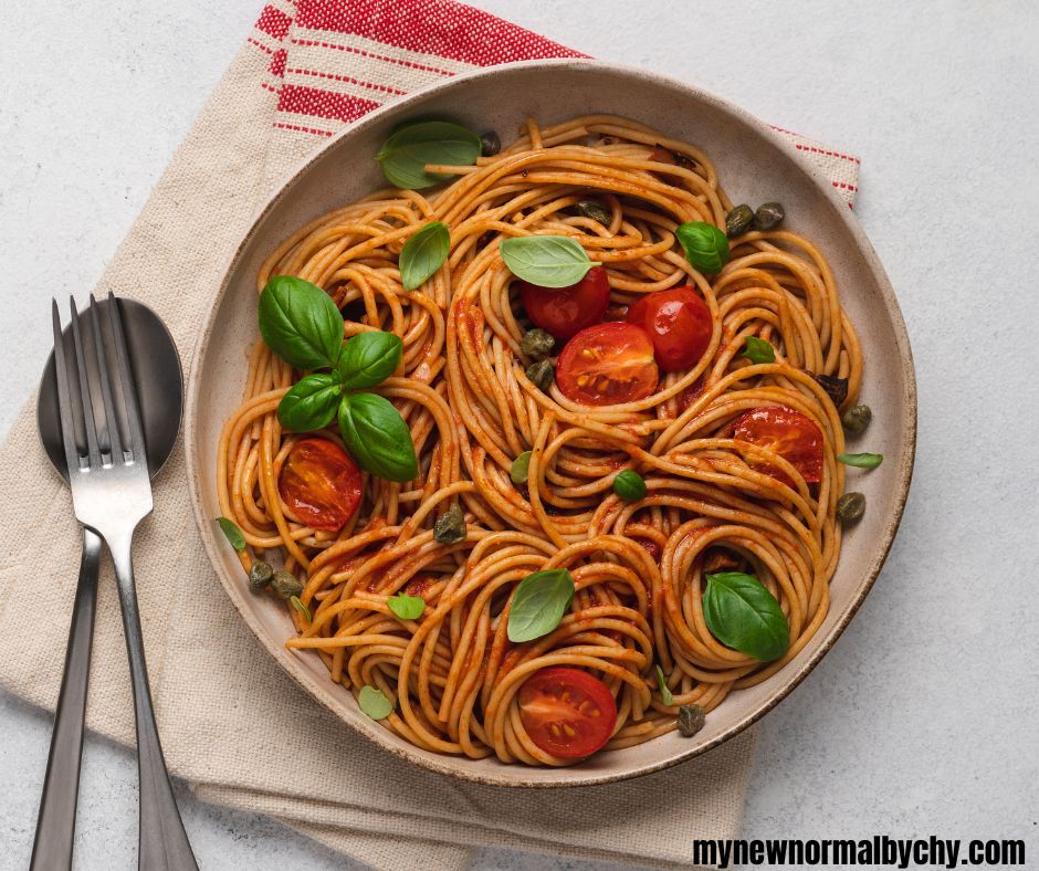 whole-wheat-pasta-garnished-with-tomatoes-and-leafy-veggies
