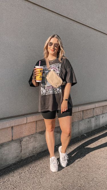 Stylish-Breastfeeding-Postpartum-Outfit-Ideas Every New Mom