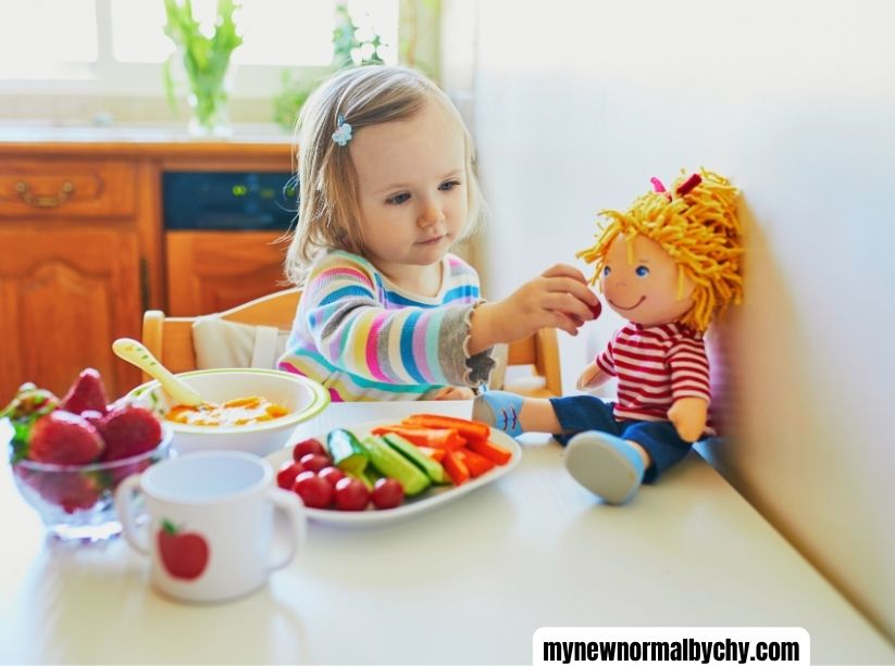 Toddler-eating-fruits-and-veggies-featured-image-how-to-encourage-heralthy-eating-habits-in-children
