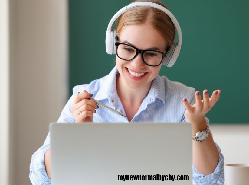 female-online-teacher-having-a-lesson-how-I-make-1500-dollars-as-a-stay-at-home-mom-teaching-English-online