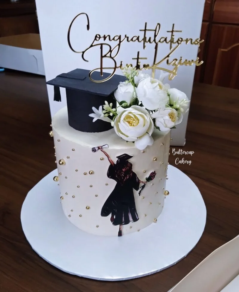 graduation-cap-cake-with-fresh-flowers