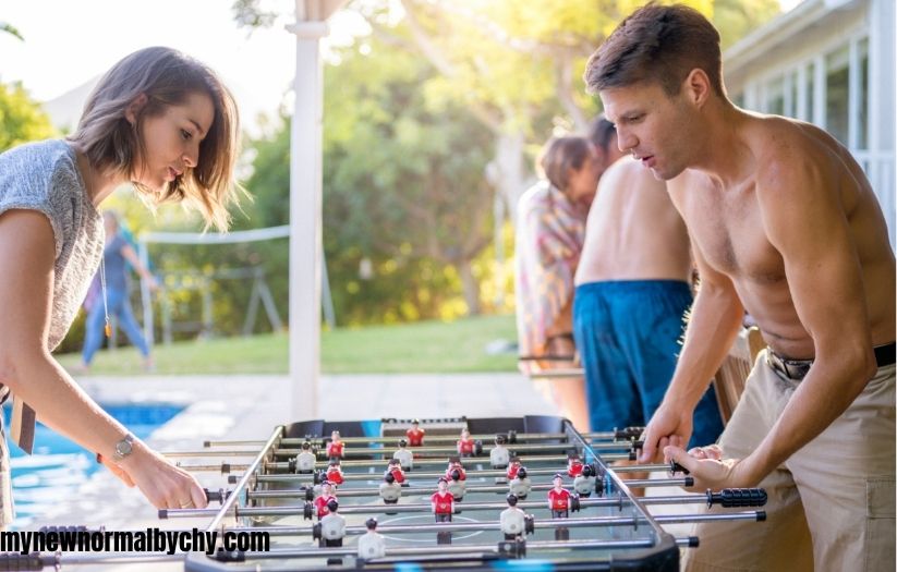 guests-playing-games-at-a-backyard-themed-party
