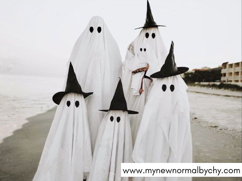 A-Family-of-Friendly-Ghosts-Family-Halloween-Costume-Ideas