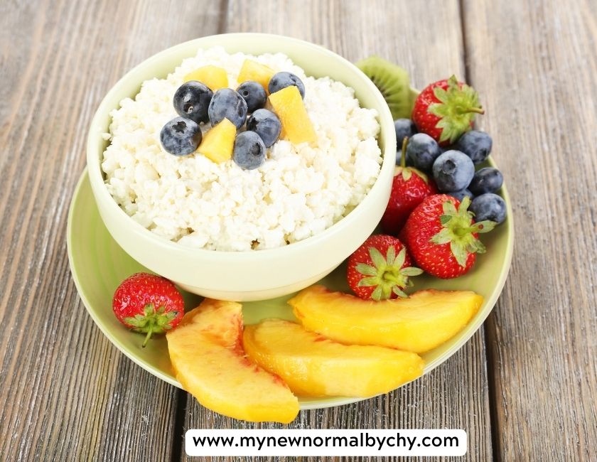 Cottage-cheese-and-fruit-bowl-easy-healthy-sweet-breakfast-ideas