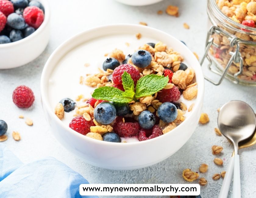 Greek-yogurt-and-berry-breakfast-bowl