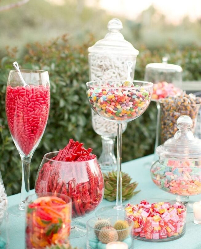 glass-cloche-candy-centerpiece-Simple-DIY-Candy-Centerpieces-for-Weddings