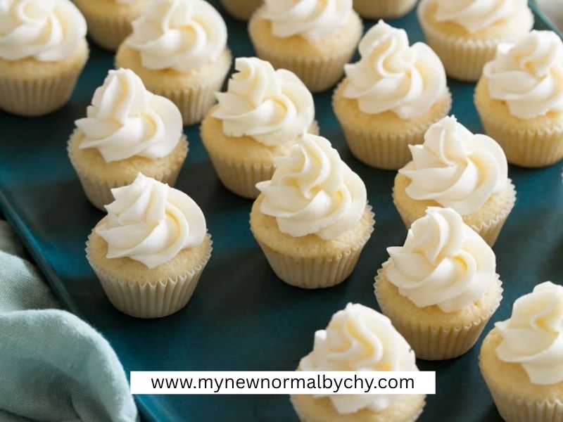 Mini-Cupcakes-Simple-New-Year's-Eve-Party-Food-and-Drink-Ideas
