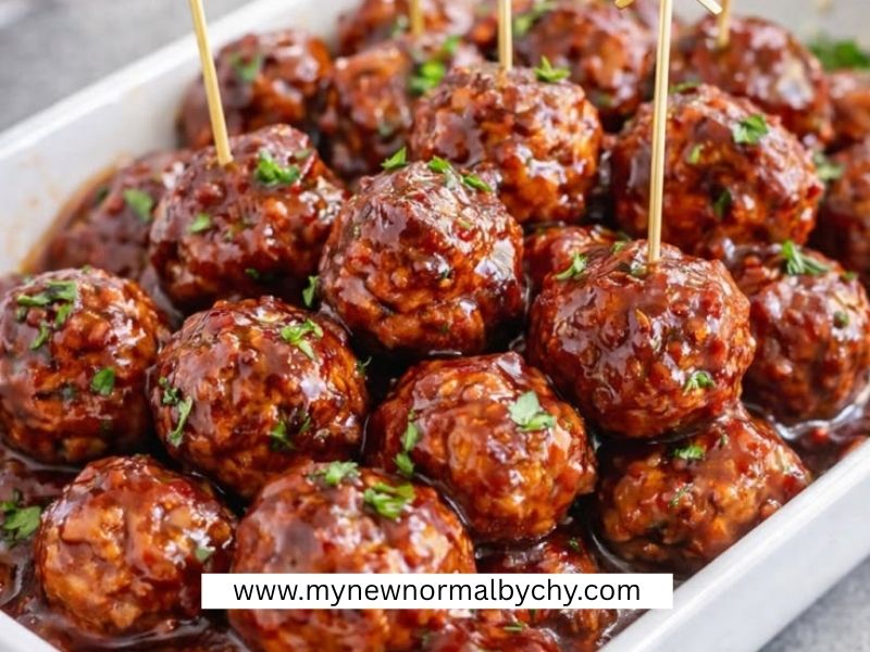 Mini-Meatballs-With-Sauce-Simple-New-Year's-Eve-Party-Food-and-Drink-Ideas